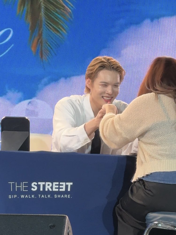 IMEARN_ALICE's tweet photo. ครั้งแรกที่ได้ใกล้กับอั่ยมุ้ขนาดนี้ ขอบคุณมากๆที่มาไทย ดีใจสุดๆที่ได้เจอ ขอบคุณที่ยังทำเพลง ยังอยู่ตรงนี้ ขอให้รอบหน้าจะได้เจอกันอีก! เป็นอลิสครั้งเดียวเป็นตลอดไป รักแกรักวิคตัน คิดถึงมากๆๆ🫶🏼💖💛🩵⭐️👍🏼✨ #LIMSEJUNFANCONinBKK
#2025_LIMSEJUN_FANCONCERT_INBKK #Sejun #LimSeJun #เซจุน https://t.co/Vaa0XTqWcX