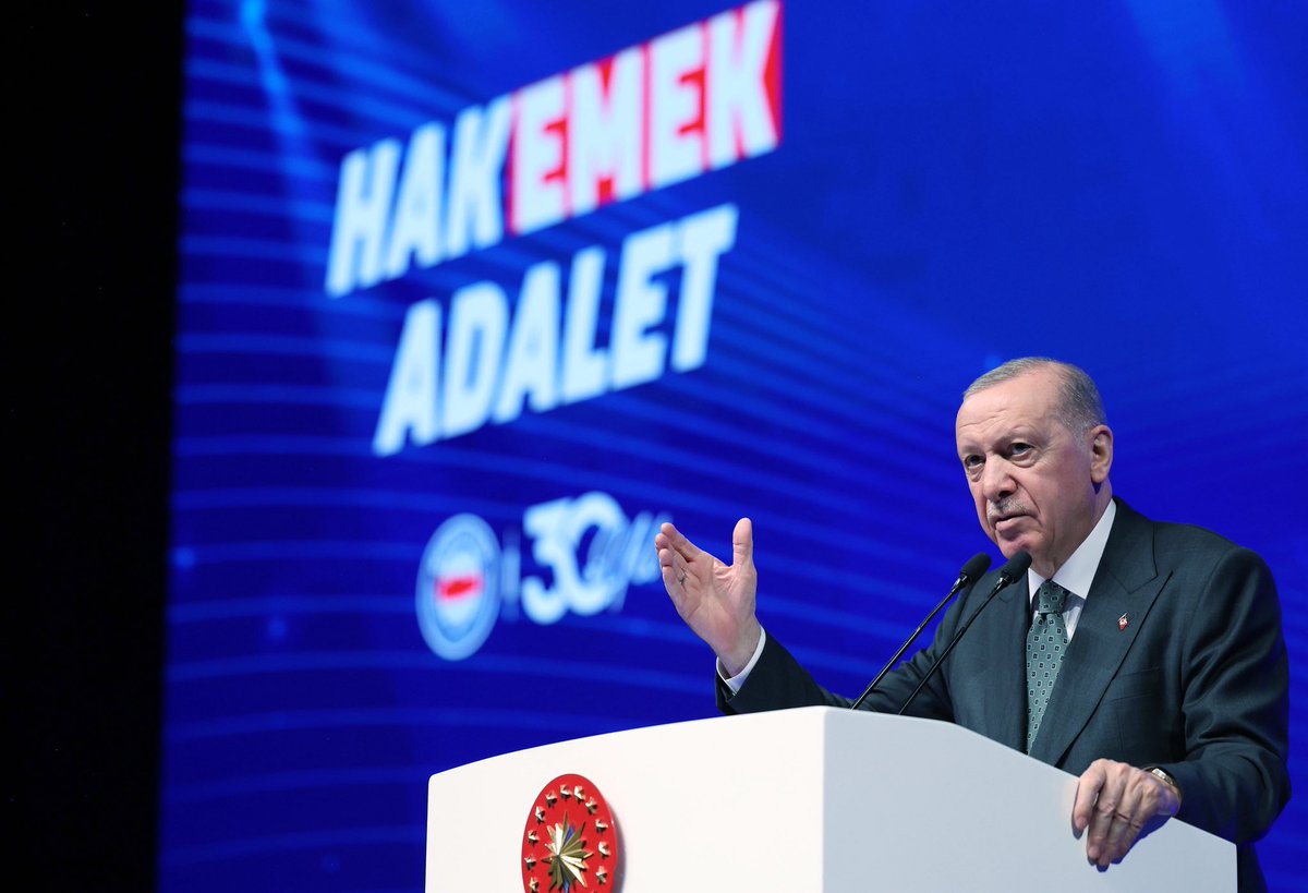 haticetarhan21's tweet photo. 📍Ankara
Sayın Cumhurbaşkanımızın katılımları ile Memur-Sen Vefa buluşmasındayız.
Emekle yoğrulan, emekçilerle büyüyen ve mensubiyetin mesuliyetiyle yol alan
#MemurSen30Yaşında
@RTErdogan
@MemurSenKonf 
@MemurSenKadin https://t.co/mB44YZ0Sai