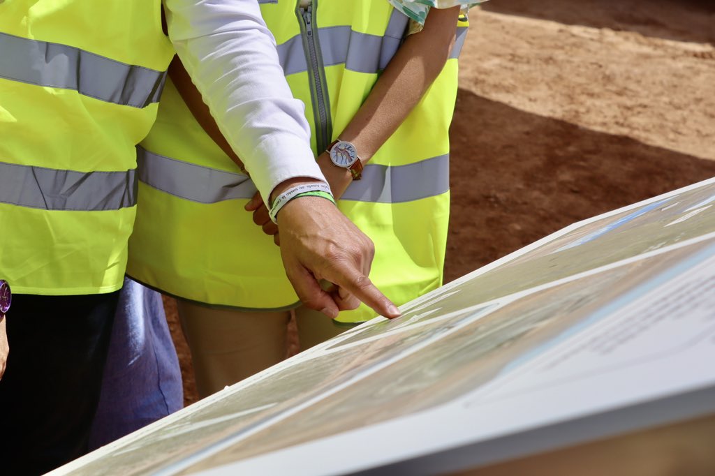 📍Hoy, en Fuerteventura, donde estamos haciendo historia. 

Por primera vez, se invierte en la modernización y mejora del regadío en la zona centro sur de isla. 

➕13,2M€. 

Se beneficiarán: 

👩🏽‍🌾 289 regantes. 

🍅152 hectáreas.

🏘️  Términos municipales de Tuineje y Pájara.