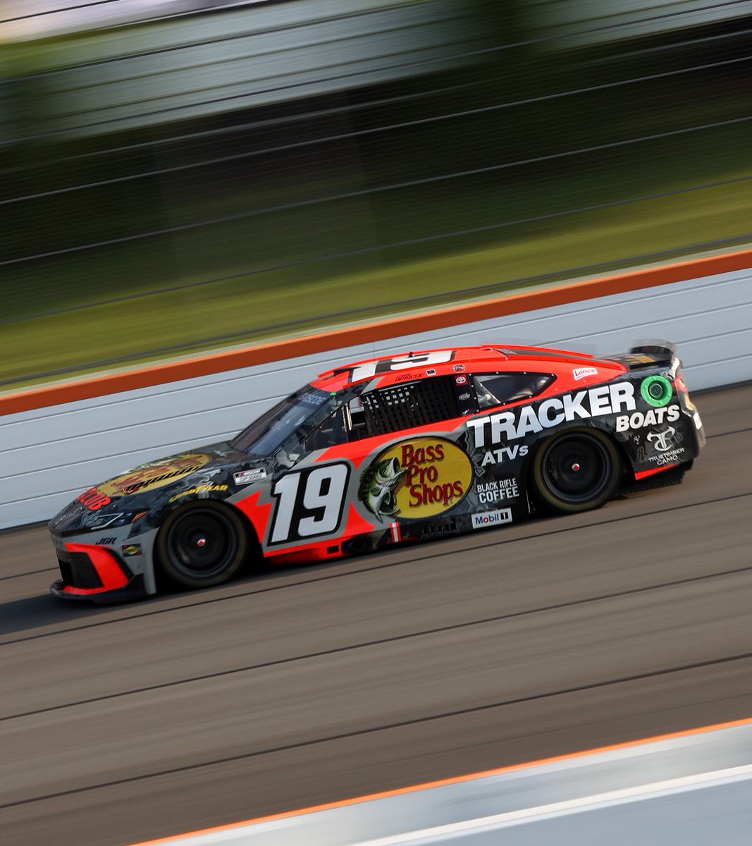 Wearing a custom Bell Racing RS7C LTWT helmet, Chase Briscoe triumphed at Pocono Raceway, holding onto the win after an intense late-race battle🏆

#bellracing