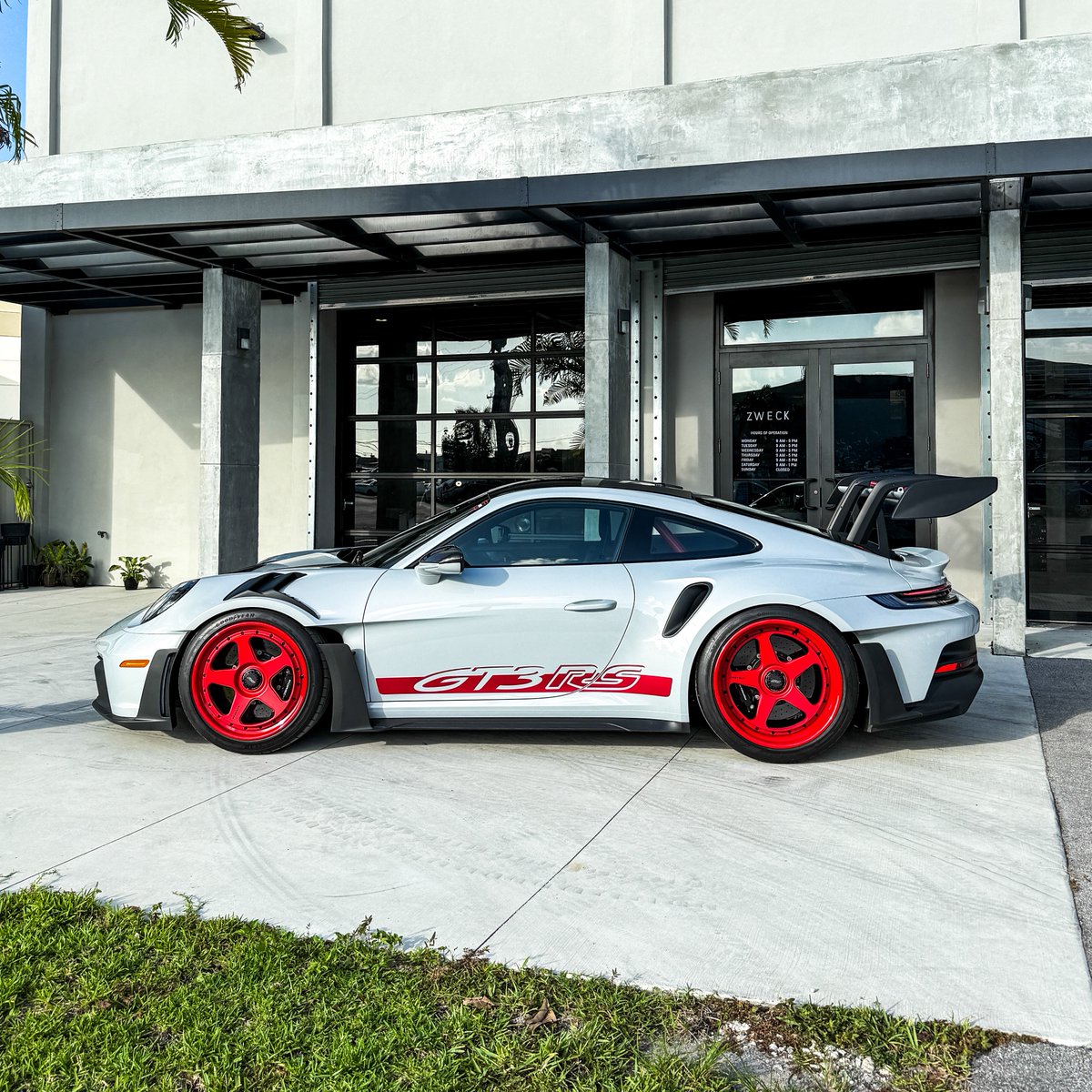KFLETCH___'s tweet image. Down in Miami with this 992 GT3RS by Zweck. New StrasseWheels setup and full RSR Exhaust. Oh boy, let try not to get a ticket today. Happy Monday everyone !