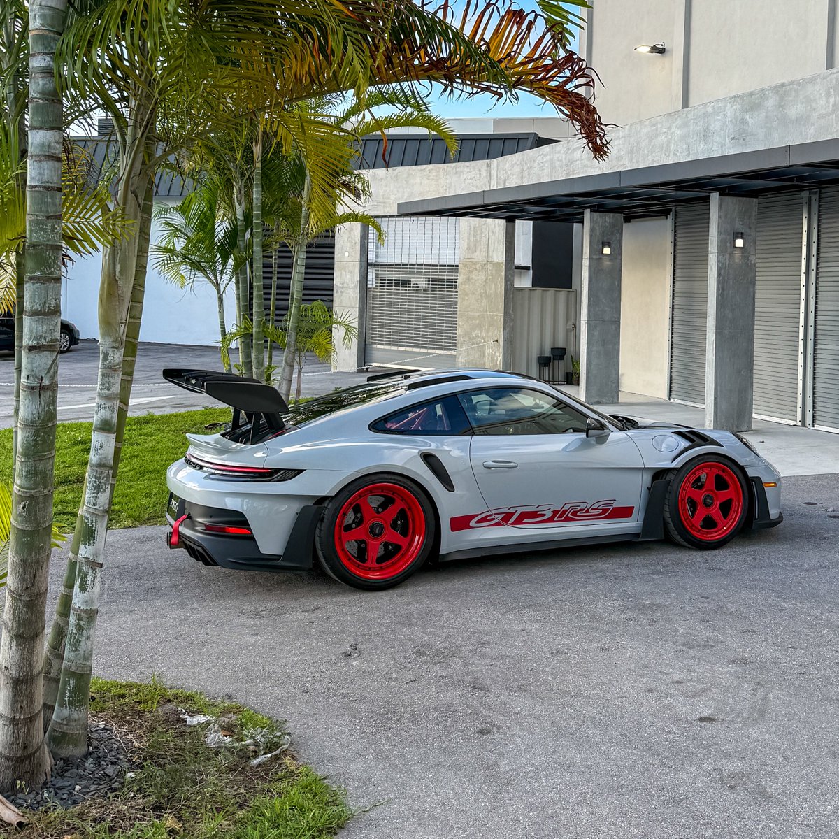 KFLETCH___'s tweet image. Down in Miami with this 992 GT3RS by Zweck. New StrasseWheels setup and full RSR Exhaust. Oh boy, let try not to get a ticket today. Happy Monday everyone !