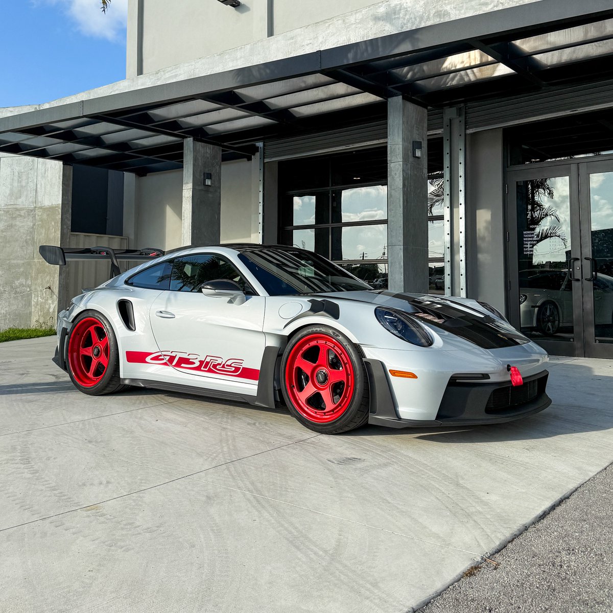 KFLETCH___'s tweet image. Down in Miami with this 992 GT3RS by Zweck. New StrasseWheels setup and full RSR Exhaust. Oh boy, let try not to get a ticket today. Happy Monday everyone !