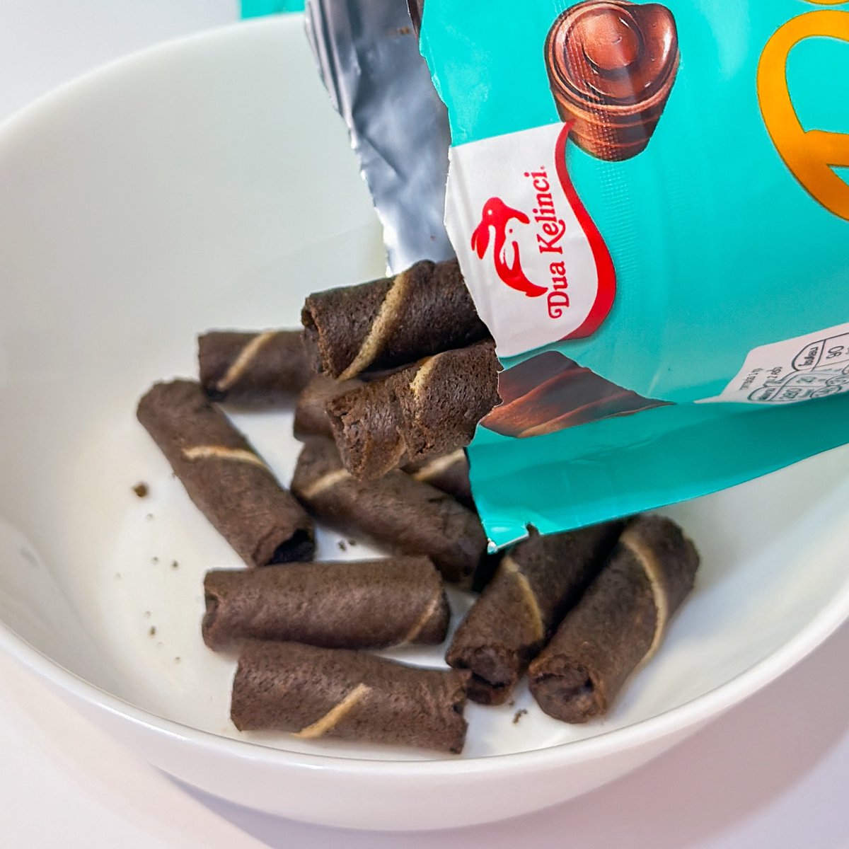 ในที่สุดดด ก็เข้าไทยแล้ว🥳 ขนมสุดฮิตของอินโดฯ Deka ติดใจตั้งแต่ตอนที่เพื่อนซื้อมาฝาก จะเป็นมินิเวเฟอร์โรลกรอบ ๆ พอดีคำ สอดไส้ช็อกโกแลตแน่น ๆ คือ ช็อกโก้ เค้าอร่อยอ่ะ เข้มๆ หวานกำลังดี😋 ไซส์พอดีคำ ไม่เหมือนแท่งยาวที่กัดแล้วแตก มาพร้อมถุงซิป เปิดแล้วทานไม่หมดก็เก็บไว้ได้