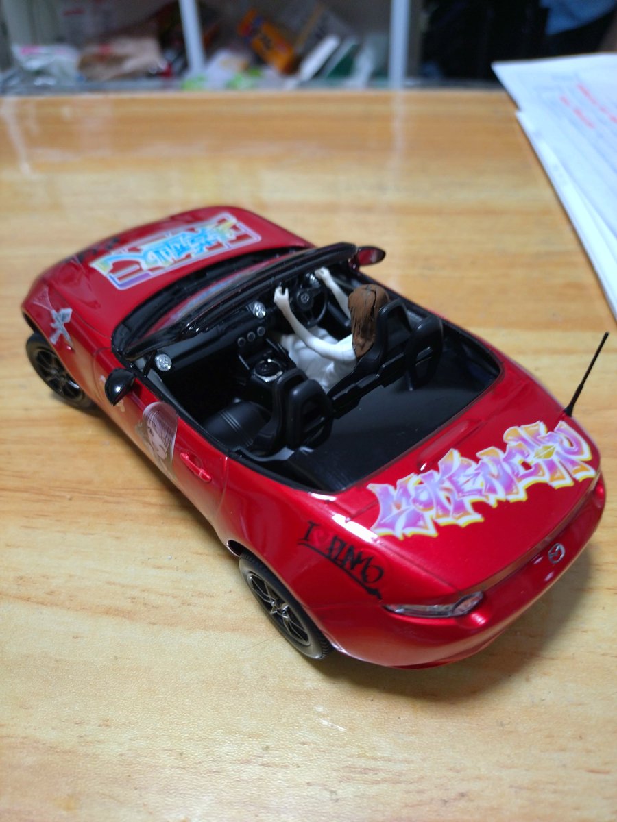 タミヤ1/24マツダ　ロードスター
研ぎ出しまでして致命的な失敗しないで完成🎉
クリア層は缶スプレーで塗装。