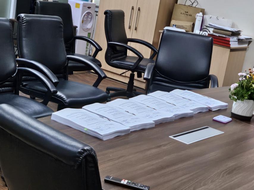OBueno's tweet photo. Camp of VP Sara Duterte gives six copies of their answer to the impeachment court's writ of summons issued last June 11. Each copy contains 35 pages. Senate Sec Renato Bantug  who is the clerk of court received the copies of VP Sara's reply/pleadings @dwiz882 https://t.co/rgr2d0GpsC