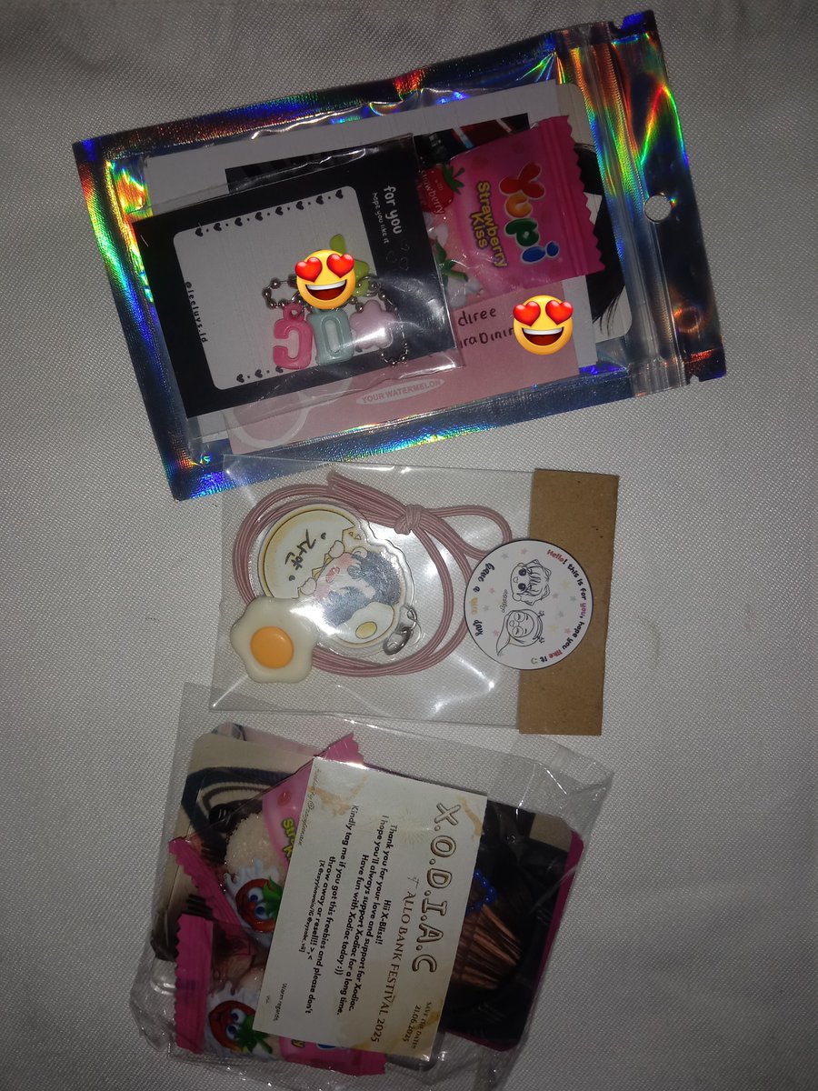 Teruntuk si kura-kura cantik <a href="/DiraDinira/">𝕕𝕚𝕣𝕖𝕖🐢જ⁀➴➣</a>, kak <a href="/byartly/">Ly💛🤖</a>, kak <a href="/zayyleowain/">vii🐣</a> terimakasii yaaa. Ini aku suka banget dapat ganci lucu begini. 🫶🏻😍
(jujur skrg bingung mau dicantolin dimana aja &gt;&lt;)