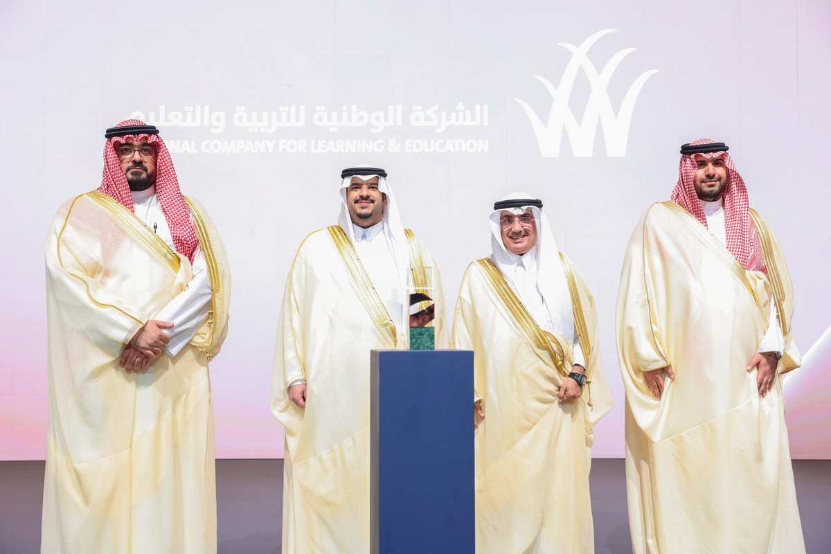 من القطاع الخاص؛ الشركة الوطنية للتربية والتعليم تستلم درع المستوى البرونزي تقديرًا لالتزامها بأعلى معايير الجودة ضمن الدورة السابعة لـ #جائزة_الملك_عبدالعزيز_للجودة
#سعيٌ_نحو_التميز