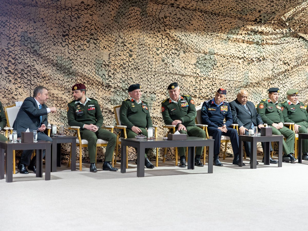 لم يألُ النظام الايراني جهدًا ابان حكم الرئيس المخلوع الفار بشار الاسد من اقلاق راحة الاردن وتهريبه بالاتفاق مع فرق النظام المهزوم للمخدرات والاسلحة بغرض التجارة وافساد مجتمعنا وظل يتعب جيشنا ويستهدفه طوال سنوات مضت وبقي يعتدي على امن حدودنا وسلامة قواته الباسلة التي اثبتت