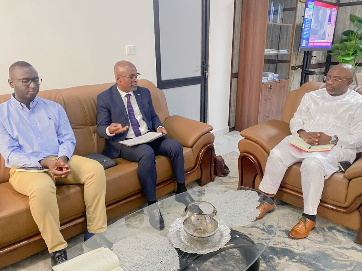 Une délégation du secrétariat de @Gavi est en mission au #Burundi 🇧🇮 pour suivre la mise en œuvre des programmes de vaccination.
Elle a rencontré le Représentant de l'OMS pour échanger sur l’appui technique à l’OMS et les actions financées par Gavi. 
#Santé #Vaccination