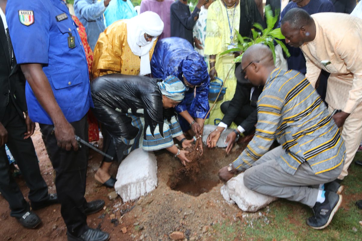 Malijetactu's tweet image. Lancement de la session du baccalauréat 2025: Le ministre Assa Badiallo Touré donne le ton des épreuves au lycée Ibrahim Ly malijet.com/education_et_f… #malijet #Lancement #session #baccalauréat #ministre #AssaBadialloTouré #ton #épreuves #lycée #IbrahimLy