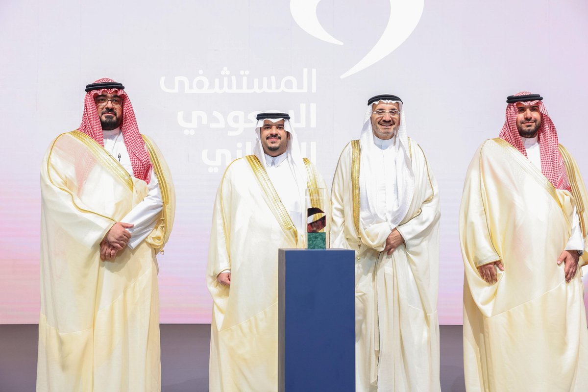 من القطاع الخاص؛ المستشفى السعودي الألماني بجدة يستلم درع المستوى البرونزي تقديرًا لالتزامها بأعلى معايير الجودة ضمن الدورة السابعة لـ #جائزة_الملك_عبدالعزيز_للجودة
#سعيٌ_نحو_التميز