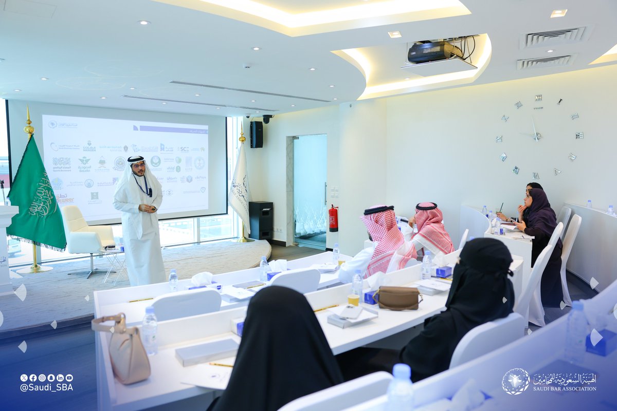 جانب من زيارة برنامج ركاز بكلية الحقوق والعلوم السياسية في جامعة الملك سعود لمقر ⁧#الهيئة_السعودية_للمحامين⁩ للتعرف على دورها وأبرز أعمالها والبرامج التي تقدمها، وتأتي هذه الزيارة ضمن سلسلة المبادرات المضمنة في الخطة الاستراتيجية الخمسية للهيئة.