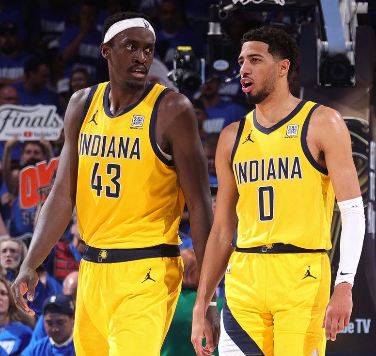50NuancesDeNBA's tweet photo. Les mots de Pascal Siakam pour Tyrese Haliburton, et pour tout l'Indiana 🥹

« Je souhaite à Tyrese le meilleur ; j’espère vraiment que tout ira bien pour lui...mais je tenais à dire que je suis super fier de ce gamin. Il a traversé tellement de choses cette année, avec énormément de critiques. C’est un poids lourd à gérer pour un jeune joueur. Il a eu beaucoup de stress, de pression, mais il a continué à se battre, tous les jours. Il n’a jamais lâché. Il a bossé sans relâche et a accompli des choses incroyables tout au long de ces Playoffs, et même durant la saison.

Cette défaite fait mal, car on a pas pu aller au bout...et je la voulais tellement pour lui, parce que je sais à quel point il a tout donné ; il a mis sur le terrain tout ce qu’il avait en lui. C’est dur qu’il n’ait pas pu vivre la fin avec nous, mais je suis incroyablement fier de lui et de tout ce qu’il a accompli...et je sais qu’il y a encore de belles choses qui l'attendent. C’est une situation difficile, mais on est tous derrière lui.

Même blessé, il était encore dans le vestiaire en train de parler à tout le monde. Ça montre à quel point il est altruiste. Il traverse une période compliquée, mais il a quand même pensé à nous. Il voulait être là pour nous. Ça en dit long sur son caractère, sur qui il est, en tant que joueur et en tant qu’homme. Et c’est l'une des principales raisons pour lesquelles je suis venu à Indy. Il a rendu mon expérience ici tellement agréable.

Il y a quelques années, le basket était devenu quelque chose de sombre pour moi. Ce n’était plus fun du tout. Puis j’ai été échangé ici, et ces gars m’ont redonné de l’énergie. Tout a commencé avec Ty. J’ai retrouvé la joie, le plaisir, le bonheur d’être sur le terrain... et c’est tout ce que je demandais en tant que joueur. J’avais perdu ça pendant un moment, et c’est incroyable d’avoir pu atterrir ici.

Merci aux dirigeants, aux coachs et aux joueurs...je ne pensais pas que c’était possible de retrouver cette sensation, vu la situation dans laquelle j’étais. Il n’y a pas de victoire morale, mais avec tout ce qu’on a accompli cette année, je ne ressens que de la fierté.

Je ne réponds même plus à ta question, mais je veux juste dire que j’aime vraiment ces gars. Je suis tellement reconnaissant d’avoir eu cette opportunité. Ils m’ont redonné la joie de jouer au basket.

On voulait le faire pour Indy, pour la ville, pour l’État, parce qu’ils le méritent. Ces gens vivent et respirent basket. C’est tellement rafraîchissant d’être dans un tel environnement, de voir à quel point ce sport compte ici » 🗣️