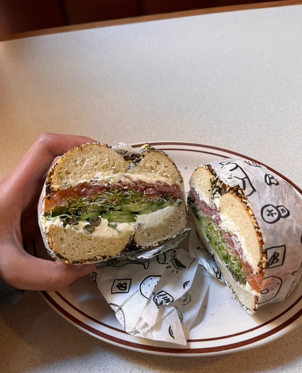 krithigakritana's tweet photo. My lunch for today is hamburger. Hamburger is one of my favorite foods.☺️📷 🍔 https://t.co/a43A5d9aVP