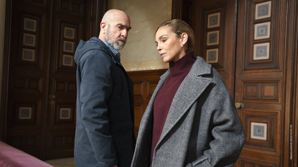 M6's tweet photo. FICTIONS FRANÇAISES 🎬 (4/4)
Ils reviennent :
➡️ #BrigadeAnonyme : Une 2e saison avec Éric Cantona, Arié Elmaleh, Marilyn Lima, Claire Keim et Célia Lebrument et la participation de Myriam Boyer.
➡️ #CameraCafe : Leur petite affaire de lavage-auto ayant périclité, Jean-Claude et Hervé, à 62 ans passés, n’ont qu’une ambition : la retraite à taux plein pour une fin de vie au soleil.
➡️ #SDM : cette nouvelle saison sera aussi l’occasion de retrouver nos couples favoris dans trois primes événements.
➡️ “#EnFamille Des vacances bien corsées” : direction la Corse pour les Le Kervelec
#ConfGroupeM6