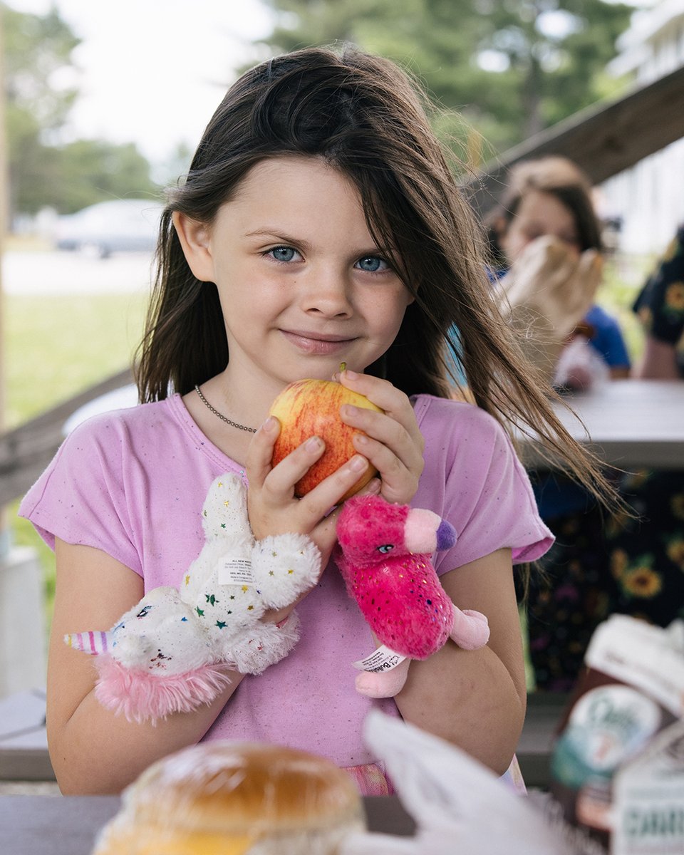 Channel1FoodMN's tweet photo. We’re helping connect families with monthly grocery benefits. If you need help managing your food budget, reach out. Our partners at @2harvest can help you find out if you’re eligible for SNAP. #FightHunger #ChannelOneMN https://t.co/06QmmFsEdg https://t.co/3paqEKS6p1