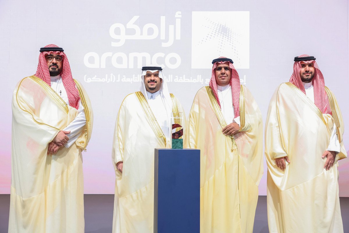 من القطاع الخاص؛ إدارة التوزيع بالمنطقة الشرقية – التابعة لـ (أرامكو) تستلم درع المستوى البرونزي تقديرًا لالتزامها بأعلى معايير الجودة ضمن الدورة السابعة لـ #جائزة_الملك_عبدالعزيز_للجودة
#سعيٌ_نحو_التميز