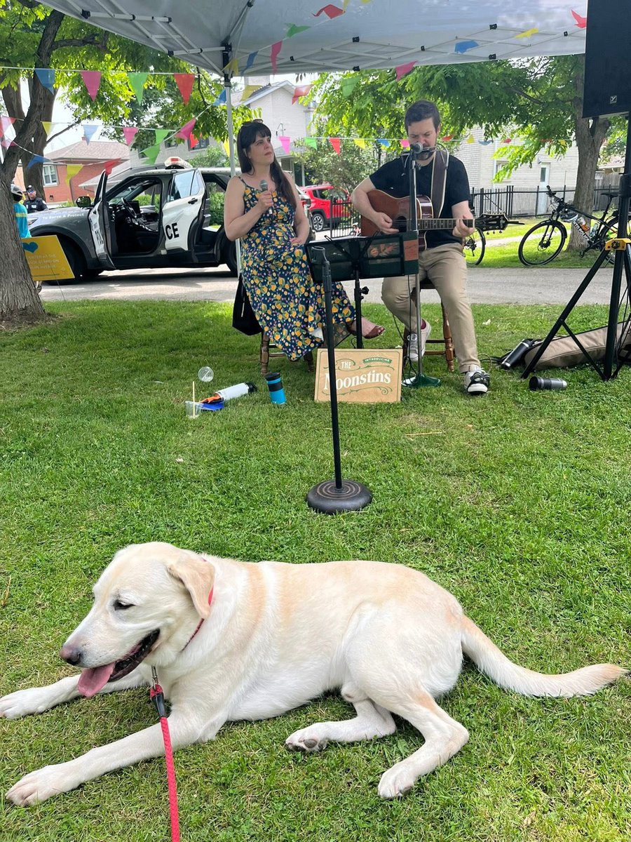 j_maloney's tweet image. Lemonade for Love 🍹🍋 created by Etobicoke youth to help our community-supporting @SC_Preschool put on its 10th community fair in Fairfield Park Saturday.
@johnzerucelli, Walnut, and I stoped by to support.
Great music, great atmosphere, and also wonderful to see @tps22div.