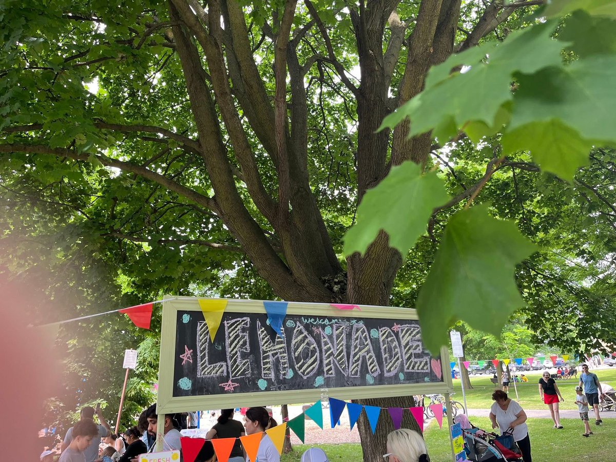 j_maloney's tweet image. Lemonade for Love 🍹🍋 created by Etobicoke youth to help our community-supporting @SC_Preschool put on its 10th community fair in Fairfield Park Saturday.
@johnzerucelli, Walnut, and I stoped by to support.
Great music, great atmosphere, and also wonderful to see @tps22div.