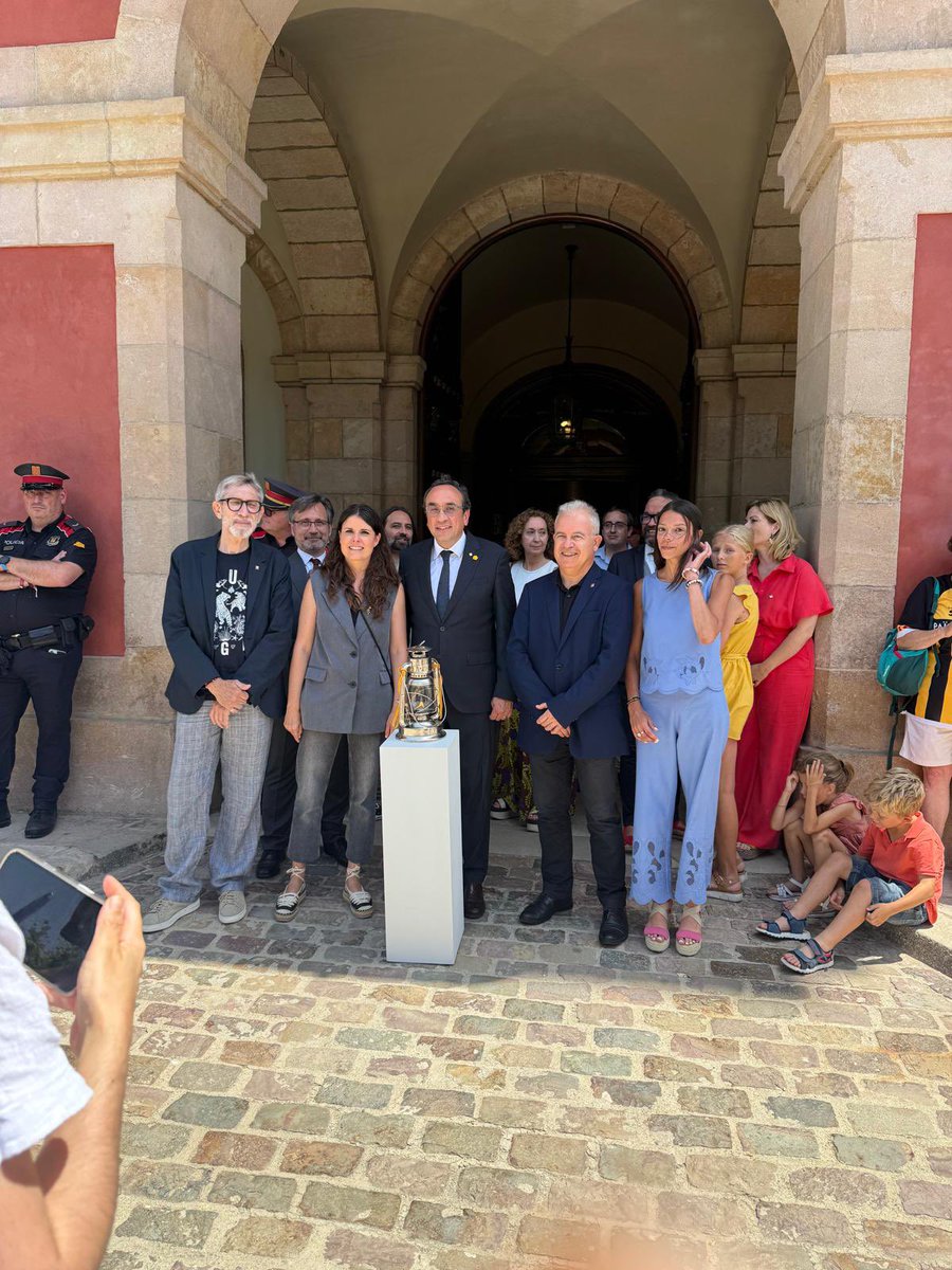 JuntsComVOCCsbd's tweet photo. 🔥 La Flama del Canigó arriba al @parlamentcat rebuda pel president @joseprull i els companys de @juntspersentmenat i @juntspercatalunya!

Des del #VallèsOccidental, portem el foc del Canigó amb orgull patriòtic. Som comarca i som país! 🔥💛❤️
#FlamaDelCanigó
@NuriaRamonP https://t.co/ybBWGnOpeo