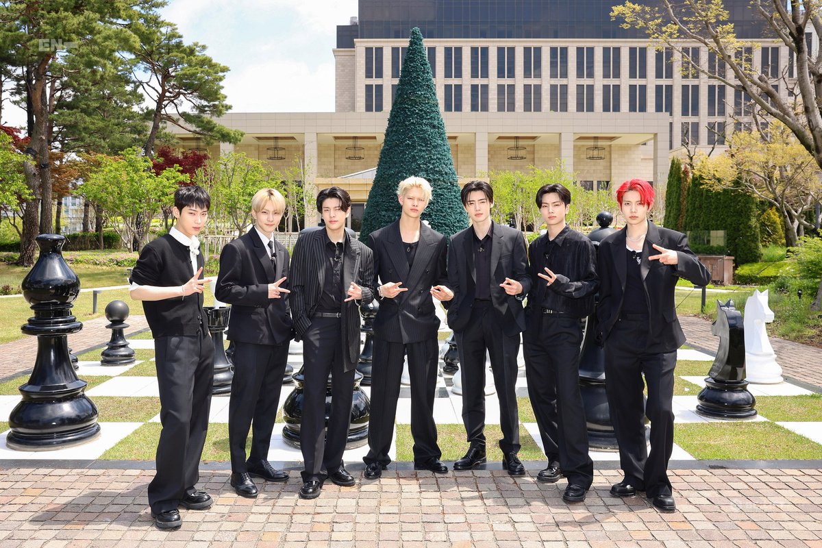 Where elegance meets intensity—seven silhouettes commanding the night with quiet fire.

𝗘𝗡𝗛𝗬𝗣𝗘𝗡 <돌박𝟮일 - 상속자들> 𝗣𝗵𝗼𝘁𝗼 𝗦𝗸𝗲𝘁𝗰𝗵 📸