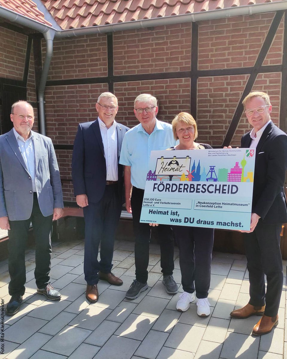 📜Update für die Geschichte: Sts. @danielsieveke überreicht Heimat- &amp; Verkehrsverein #Lette e.V. einen Förderbescheid der #Heimatförderung über 208.100 €. Damit entsteht eine neukonzipierte &amp; moderne Dauerausstellung des Heimatmuseums. Wir in #NRW fördern, was Menschen verbindet