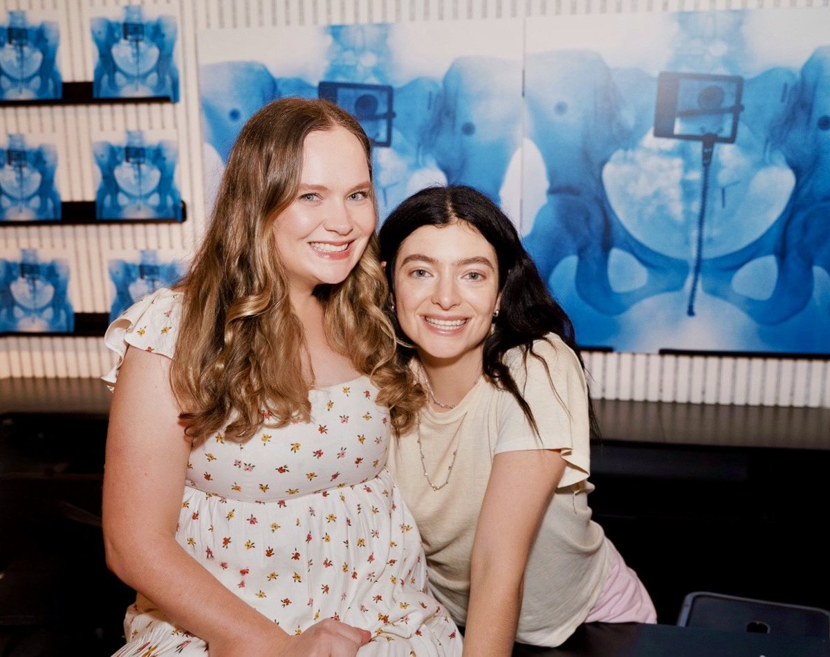 getawaydancing's tweet photo. it really is a supercut of us @lorde ⭐️⭐️ https://t.co/nkBhS4H270