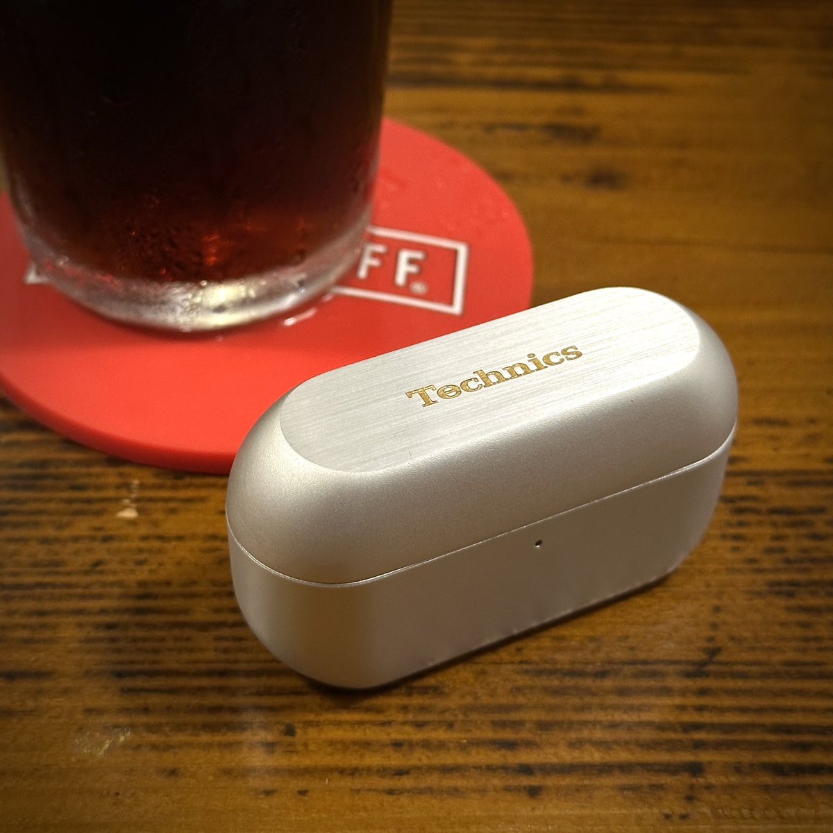 Technicsの最新イヤフォンAZ100をお借りしてます。パナソニックでLUMIXの取材中に「最近はオーディオ系の記事も執筆されてますよね」という話の流れから。知っていただいてて嬉しい。
レビュー記事とか購入レポートをたくさん見かけるので、さぞ入魂の機種なのだろうと気になっていました。