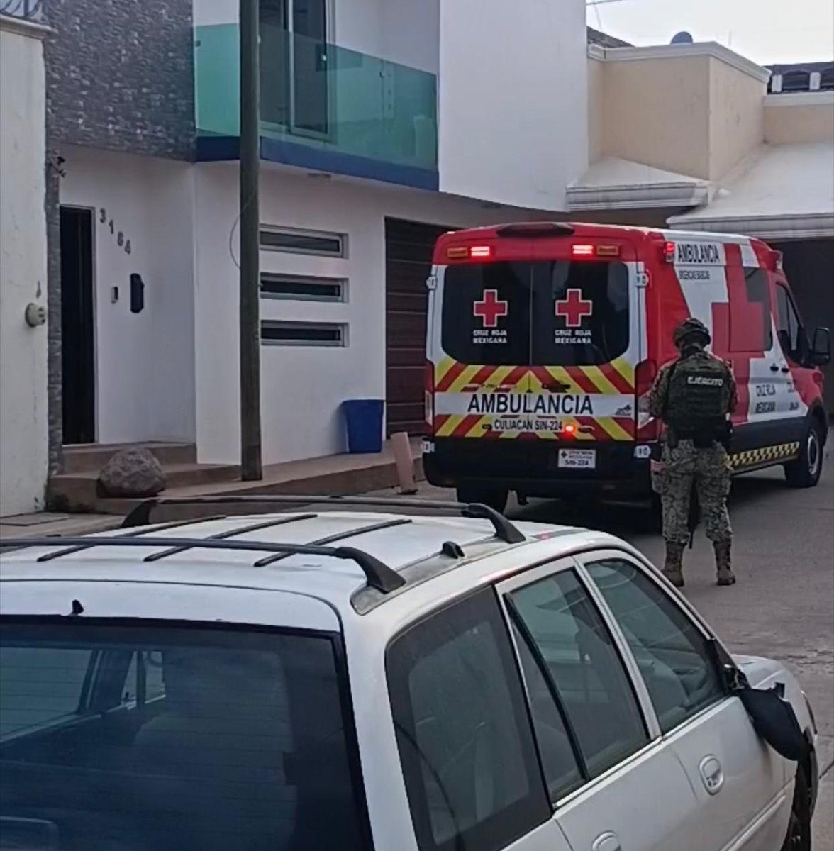 La mujer de 46 años estaba en su casa con su familia ayer por la tarde cuando una bala entró a la vivienda y le dio justo en el estómago. Los hechos ocurrieron en el sector Miguel Hidalgo en Culiacán.