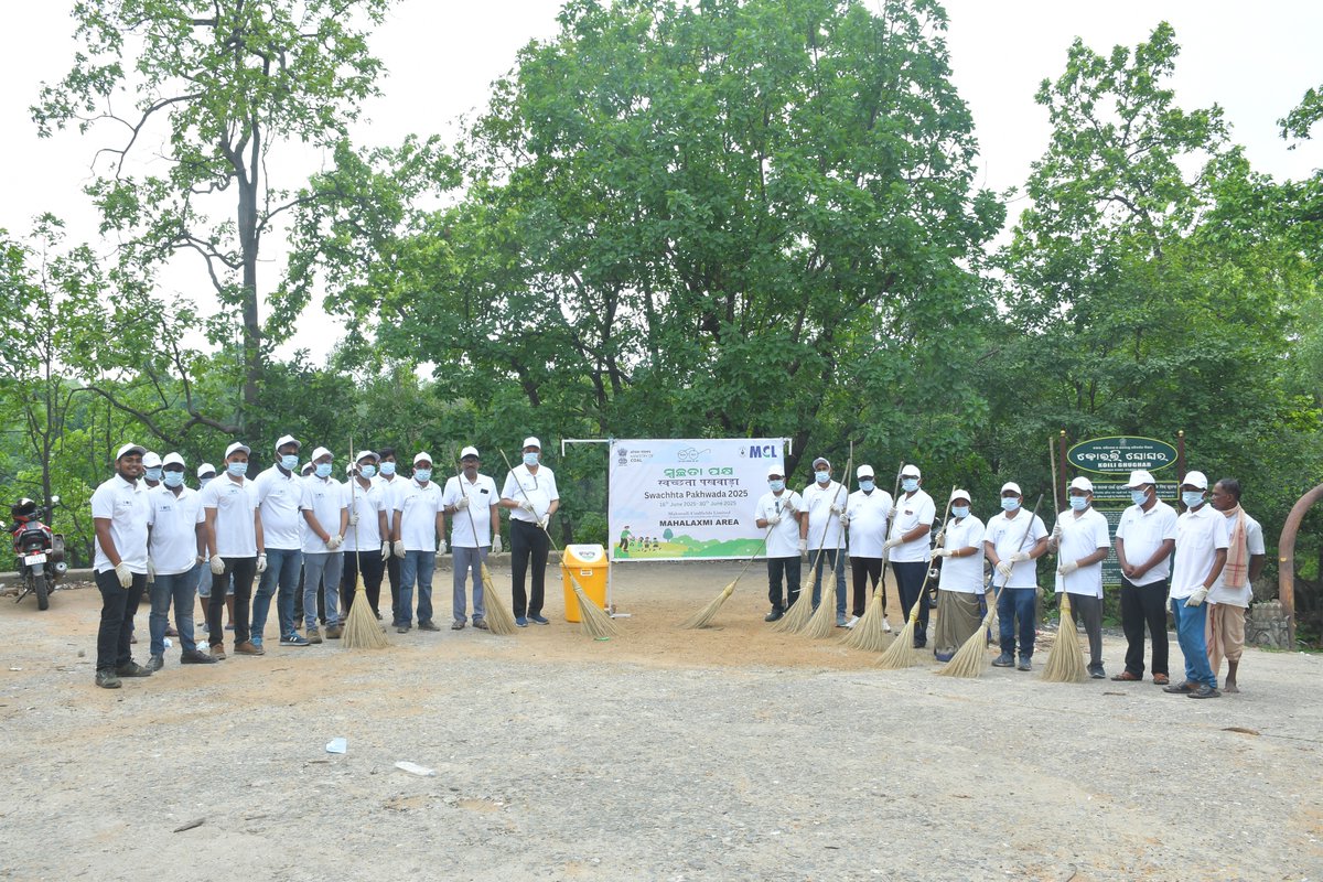 Mahalaxmi_MCL's tweet photo. Under #SwachhataPakhwada2025, a Cleanliness Drive was organized at Koili Ghughar Waterfall, a well-known local tourist destination, on 23rd June.
Led by GM Shri Ojha, the event focused on sustainable practices &amp; plastic reduction. Jute bags distributed.
#MCL #SwachhBharat https://t.co/apkD77yJyD