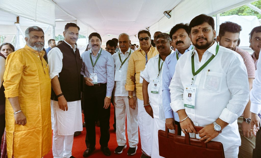 AMH Nazeem MLA (@nazeem_amh) on Twitter photo மும்பையில் நடைபெற்ற அனைத்திந்திய சட்டமன்ற மதிப்பீட்டுக் குழு தலைவர்கள் மற்றும் உறுப்பினர்கள் கூட்டத்தில் சிறப்பு விருந்தினராக கலந்து கொண்ட பாராளுமன்ற உறுப்பினர்கள் மாண்புமிகு. <a href="/Dayanidhi_Maran/">Dayanidhi Maran தயாநிதி மாறன்</a> <a href="/Ve_Vaithilingam/">Ve.Vaithilingam</a> அவர்களுடன் புதுச்சேரி சட்டமன்ற உறுப்பினர்கள்..! <a href="/mkstalin/">M.K.Stalin</a> மும்பையில் நடைபெற்ற அனைத்திந்திய சட்டமன்ற மதிப்பீட்டுக் குழு தலைவர்கள் மற்றும் உறுப்பினர்கள் கூட்டத்தில் சிறப்பு விருந்தினராக கலந்து கொண்ட பாராளுமன்ற உறுப்பினர்கள் மாண்புமிகு. <a href="/Dayanidhi_Maran/">Dayanidhi Maran தயாநிதி மாறன்</a> <a href="/Ve_Vaithilingam/">Ve.Vaithilingam</a> அவர்களுடன் புதுச்சேரி சட்டமன்ற உறுப்பினர்கள்..! <a href="/mkstalin/">M.K.Stalin</a>