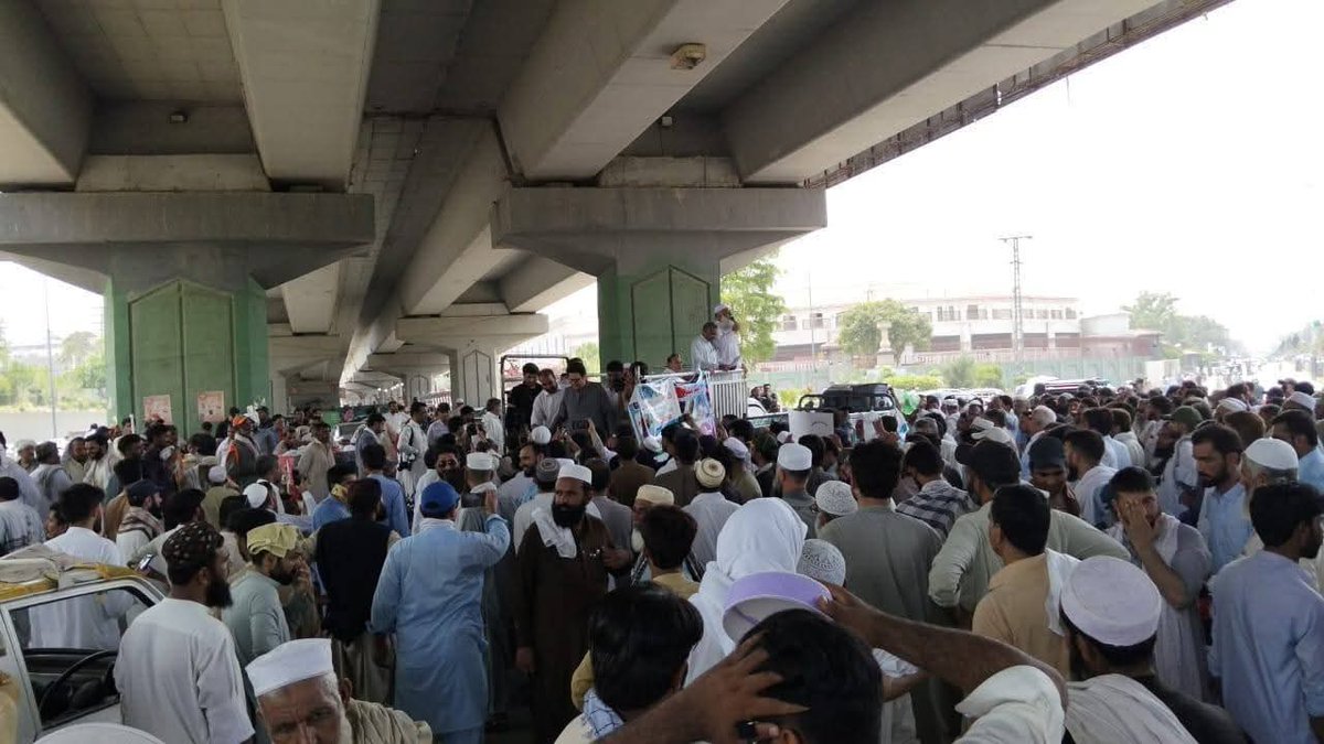 DrFaisalBarakza's tweet photo. جب عوام حق مانگتے ہیں جو جرم لیکن جب خود اسلام آباد بند کرنا ہو تو وہ درست عمل ۔
آج اساتذہ کرام پر پشاور میں تشدد کیا گیا ،
ینگ ڈاکٹرز پچھلے ایک ہفتے سے اپنے حقوق کے لئے احتجاج پہ ہے ،لیکن یہ غیر جمہوری لوگ صرف اقتدار تک عوام کو ورغلاتے ہے ۔
@HamidMirPAK https://t.co/QxJHMqvW0U