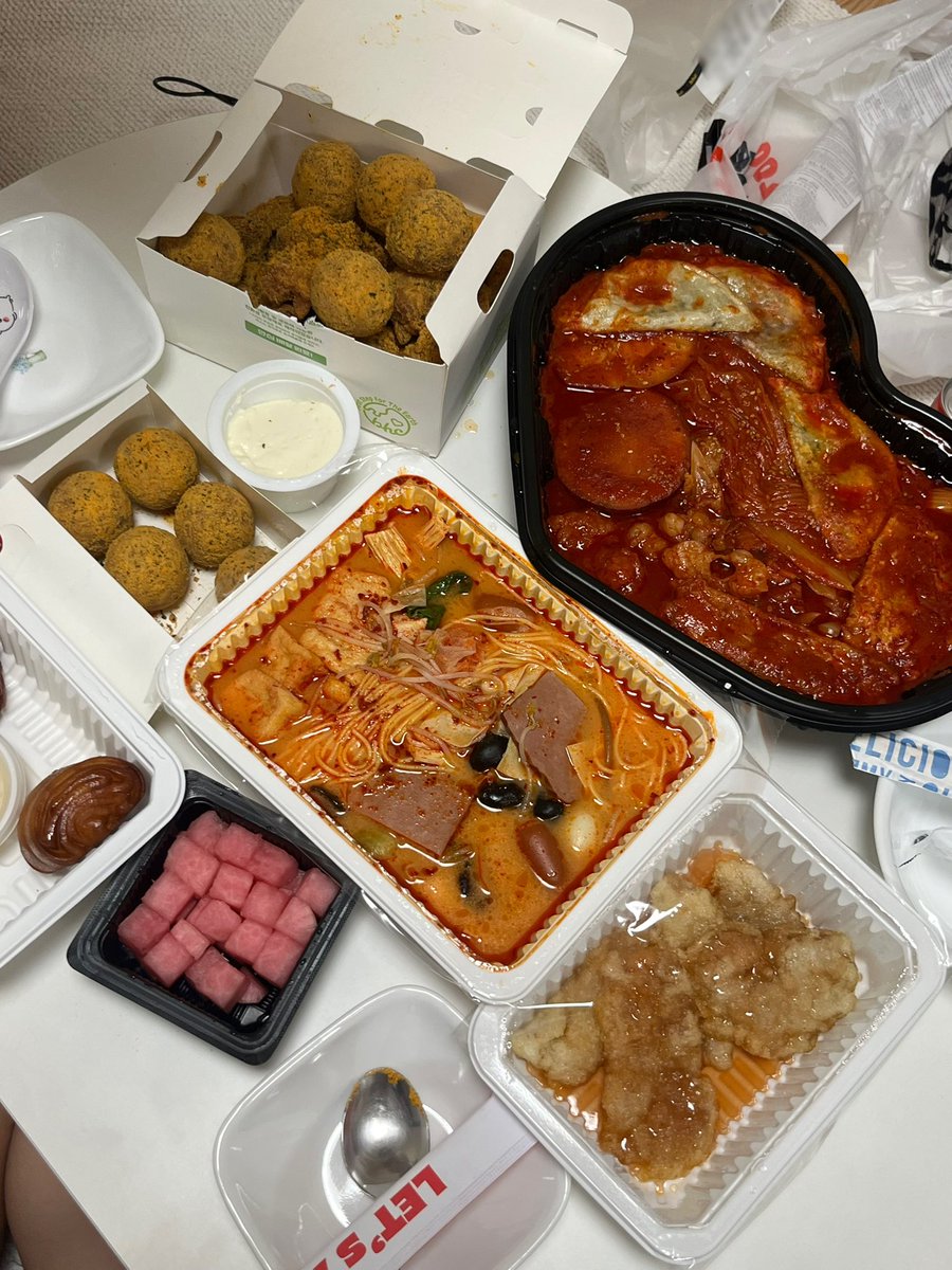 여자셋이 모여서 말안하고 먹고싶은거 시켰더니
•••
9인분됨.