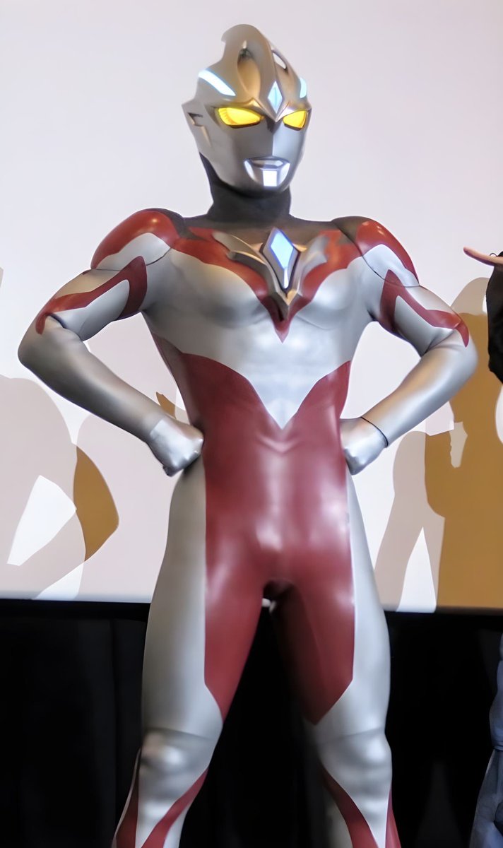 新しい名前の分からないウルトラマン

知り合いが円谷プロからウルトラマンのスーツをレンタル（有料）して来て着せてもらいましたが、小さい私のブツでは全くもっこりはしませんでした（笑）