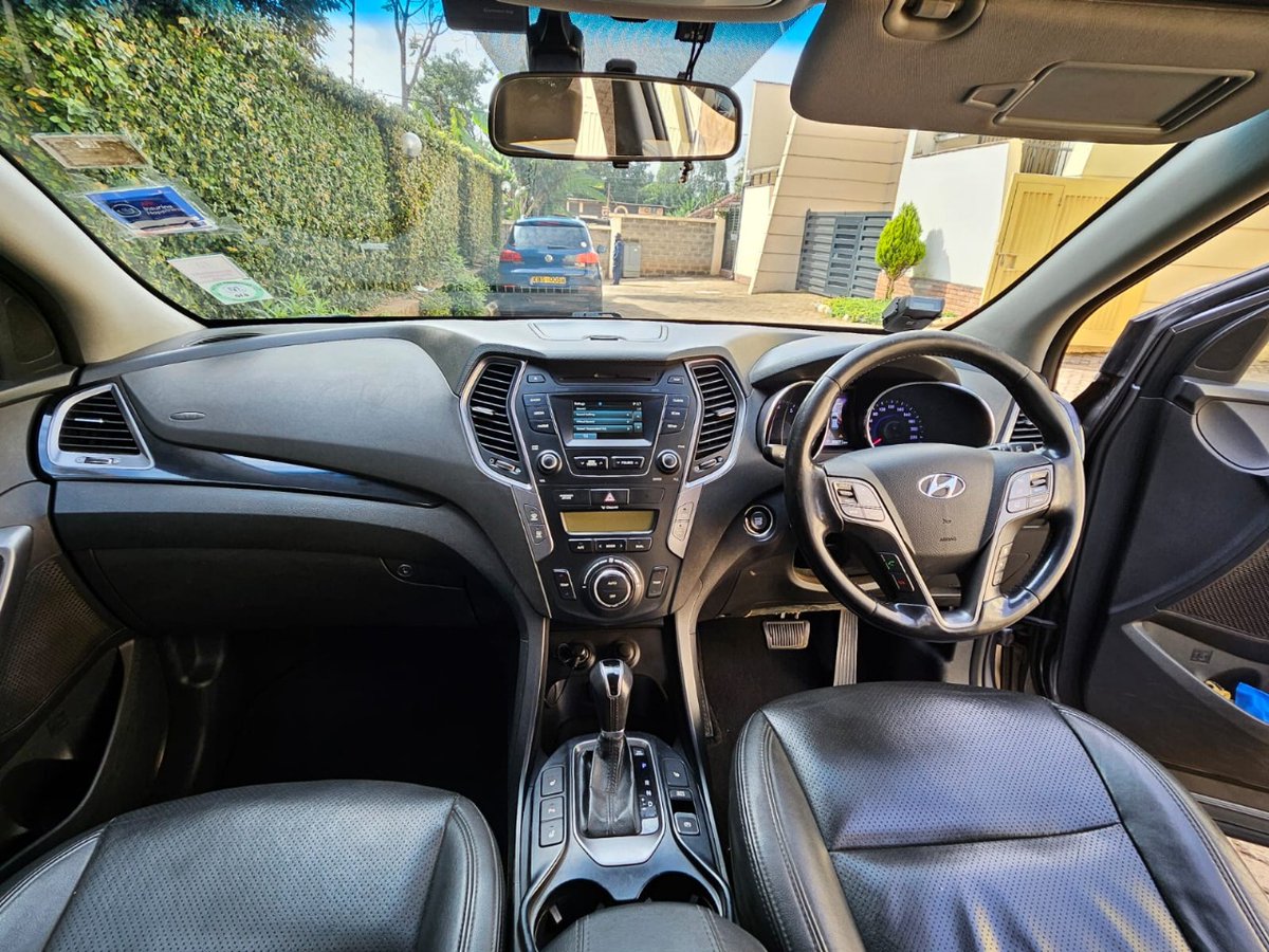 BillyLugard's tweet photo. @Caradvicekenya 2014 Hyundai Santa Fe in excellent condition. 
Mileage 88k
7-Seater model
2.4L and 4WD 
Full leather seats
One touch panoramic moon roof 
Memory seats
19-inch alloy rims w/brand new tires 
Auto headlights &amp; wipers 
Downhill assist
Ask 2.3 
viewing Westlands 
0704247846 https://t.co/8DPHsN9X1P