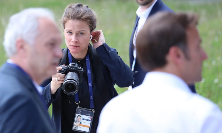 Elle a tout vu, n’a rien dit : Soazig de La Moissonnière, dernier mystère de la Macronie

Dans <a href="/MarianneleMag/">Marianne</a> cette semaine, et en version longue sur notre site : mon enquête sur la photographe officielle du Président, en poste depuis 2017. Elle n’a pas seulement imposé une