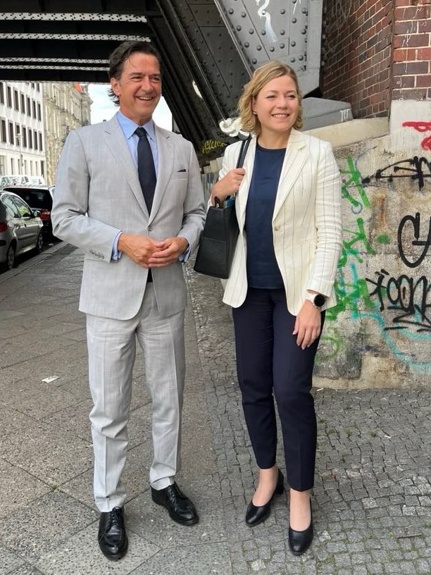 FinBotschaftDe's tweet image. Botschafter @sauerka hat sich heute mit Exekutiv-Vizepräsidentin der Europäischen Kommission @EU_Commission für Technische Souveränität, Sicherheit und Demokratie sowie Kommissarin für Digitale- und Grenztechnologien @HennaVirkkunen getroffen. 🇪🇺🇫🇮 Danke für die guten Gespräche!