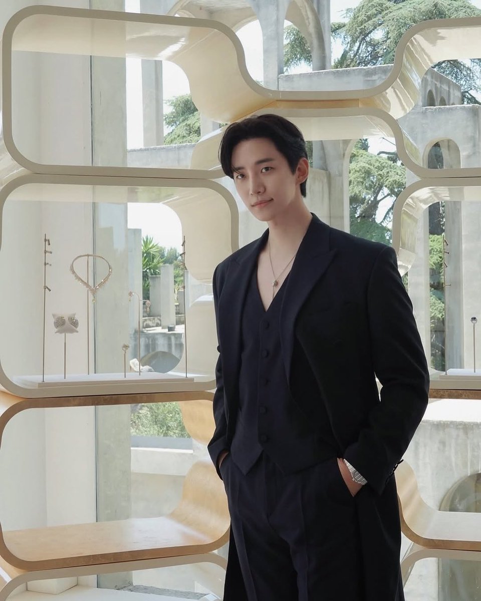 le2jh_vicky's tweet photo. 250623 21:39:30 @dep_magazine instagram
🖇https://t.co/zHTcj939K0
#이준호 #LEEJUNHO
#피아제 #Piaget
#PiagetxLEEJUNHO
#PiagetHighJewellery
#ShapesOfExtraleganza
#HouseOfGold
#MaisonOfExtraleganza
#tapchidep #depmagazine https://t.co/G9wCaYj8Yi