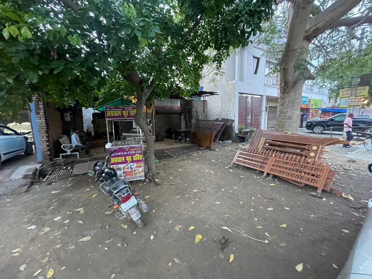 क्या नगर निगम के अधिकारी ऐसे व्यवसायियों पर भी कोई कार्यवाही करते है जो सड़क पर इस तरह अतिक्रमण करते है? <a href="/AgraNagarNigam/">Agra Nagar Nigam</a> <a href="/DiwakrMLA/">MLA Hemlata Diwakar Kushwah</a>  <a href="/OfficeOfDMAgra/">District Magistrate/District Election Officer Agra</a> <a href="/CMOfficeUP/">CM Office, GoUP</a>