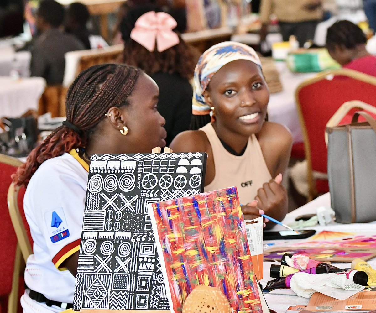 UNDPUganda's tweet photo. The 𝐂𝐫𝐞𝐚𝐭𝐢𝐯𝐞 𝐇𝐮𝐬𝐭𝐥𝐞𝐫𝐬’ 𝐁𝐚𝐳𝐚𝐚𝐫 featured over 60% female creatives! 🎨

A true testament to the growing role of women in shaping Uganda’s creative economy. ✨

#CreativesBazaar 
#WomenUganda2025+ https://t.co/UOkmsME3gr
