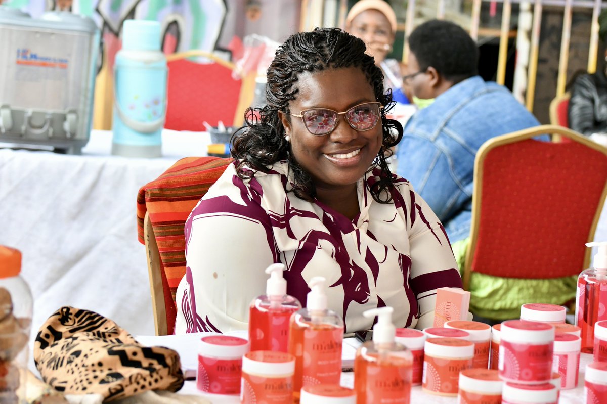 UNDPUganda's tweet photo. The 𝐂𝐫𝐞𝐚𝐭𝐢𝐯𝐞 𝐇𝐮𝐬𝐭𝐥𝐞𝐫𝐬’ 𝐁𝐚𝐳𝐚𝐚𝐫 featured over 60% female creatives! 🎨

A true testament to the growing role of women in shaping Uganda’s creative economy. ✨

#CreativesBazaar 
#WomenUganda2025+ https://t.co/UOkmsME3gr