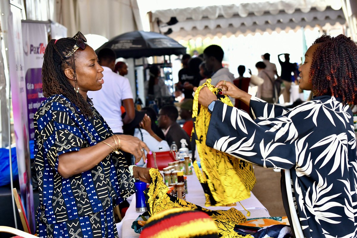 UNDPUganda's tweet photo. The 𝐂𝐫𝐞𝐚𝐭𝐢𝐯𝐞 𝐇𝐮𝐬𝐭𝐥𝐞𝐫𝐬’ 𝐁𝐚𝐳𝐚𝐚𝐫 featured over 60% female creatives! 🎨

A true testament to the growing role of women in shaping Uganda’s creative economy. ✨

#CreativesBazaar 
#WomenUganda2025+ https://t.co/UOkmsME3gr