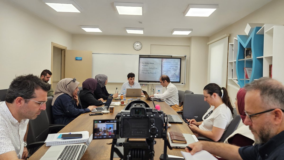 Değerli dostum Zahit Atçıl ve kıymetli katılımcılarla 2 yıldır sürdürdüğümüz ve vezirliğe dair metinleri  incelediğimiz Osmanlı Siyaset Düşüncesi Atölyesi'ni bir çalıştayla sonlandırdık. 

Akademik çıktıları yıl sonunda kitap olarak yayınlamayı planlıyoruz
<a href="/atcilz/">Zahit Atçıl</a> <a href="/isararastirma/">İSAR Araştırma Merkezi</a>