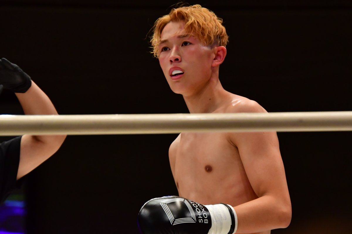 セミファイナル フェザー級/57.5kg 3分3R無制限延長R 山田虎矢太選手(シーザージム)vs魁斗選手(立志會館) 。虎矢太選手の1R TKO勝ち。1R終盤 虎矢太選手が強烈な右フックをヒットさせると魁斗選手がダウン。立ち上がろうとした魁斗選手だったが…大衝撃決着に場内が大爆発した。
#shootboxing