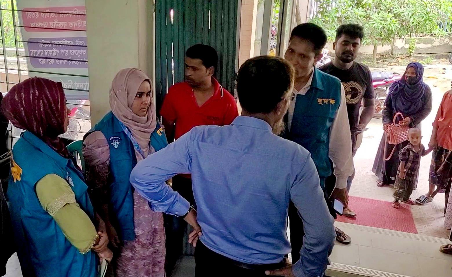 নওগাঁয় ছদ্মবেশে দুদক, নির্বাচন কার্যালয়ে টাকা লেনদেনের প্রমাণ