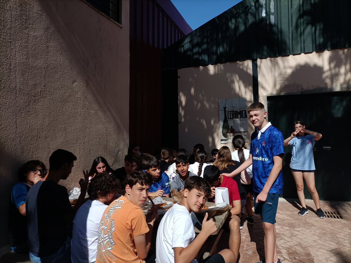 🏅🚮 La clase ganadora del concurso de limpieza de aulas de secundaria este año ha sido 2°ESO B. El alumnado disfrutó de unas raciones de churros en nuestro merendero como premio. ¡Enhorabuena! #iessanctipetri