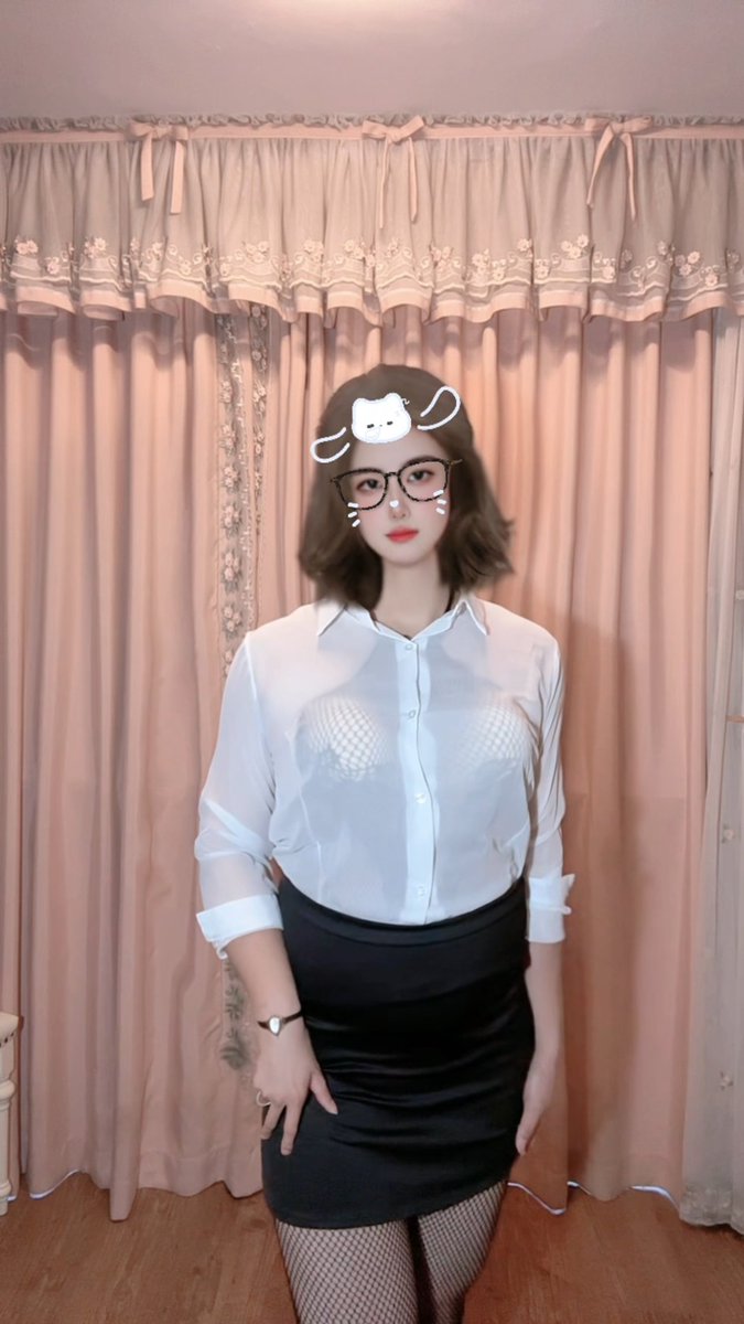 里面穿的连身网袜加塞了个假欧派！😌后面才想起来可以用抖音特效！🤣不过站远了拍全身脸效跟不上！😂
#伪娘 #女装大佬 #女子装 #可爱的男孩子 #CD