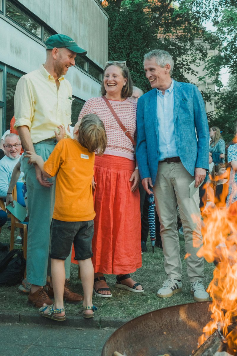 BotschafterDK's tweet photo. Feuer, Fælleskab und Hygge – damit feiern wir die 🇩🇰 Tradition Sankt Hans: Ein Abend, an dem wir zusammenkommen, singen und den Sommer genießen. Mange tak für einen feierlichen Abend in der dänischen Kirche in Berlin!

Fotos: © Nicolai Froundjian https://t.co/S8EhzpHgup