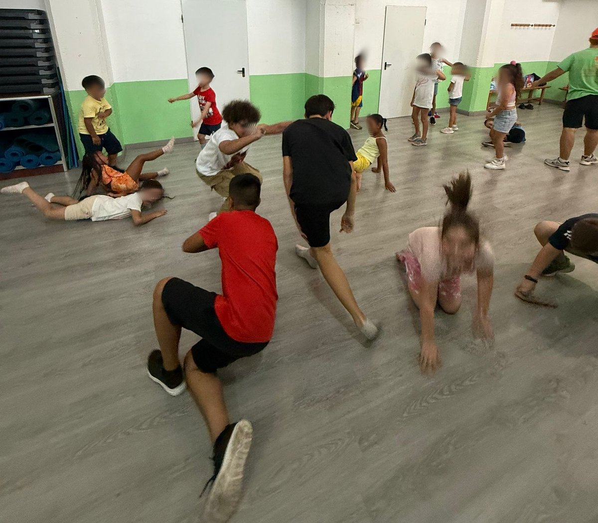 AVSanPascual's tweet image. Hoy ha arrancado el campa de verano de la asociación, que esta vez ha sido posible gracias a un proyecto de la @FRAVM de los Planes Integrales de Barrio.

Chavales/as de San Pascual pueden disfrutar esta semana de un campamento gratuito, facilitando la conciliación familiar.